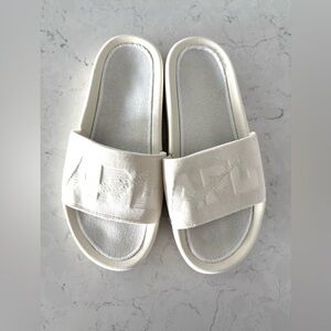 Women's APL Velvet Techloom Slide Size 8 EUC Cream